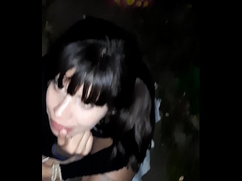 ❤️ Op der Strooss geschwollen Penis am Austausch fir Séissegkeeten ❤️ Qualitéit Porno bei eis ❤