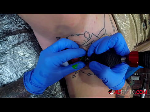 ❤️ Extrem tattooed Hottie Sully Savage krut en Tattoo op hirem Klitoris ❤️ Qualitéit Porno bei eis ❤
