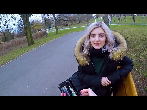 ❤️ Drénkt e Frieme säi waarme Spuer fir Suen - Blowjob am Park vum Eva Elfie ❤️ Qualitéit Porno bei eis ❤