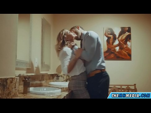 ❤️ Wann eng Busty Blond Iech an engem ëffentlechen Toilette verféiert ❤️ Qualitéit Porno bei eis ❤